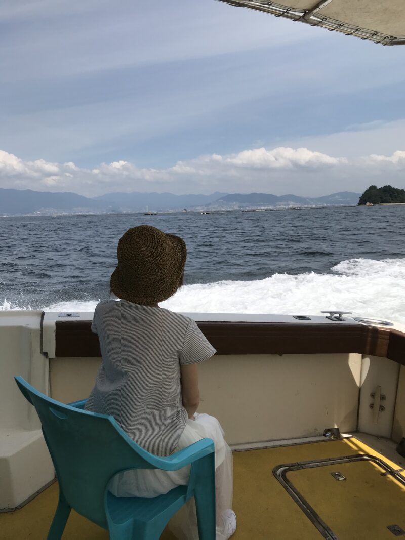 散骨のため乗船する遺族。場所は瀬戸内海。広島での散骨